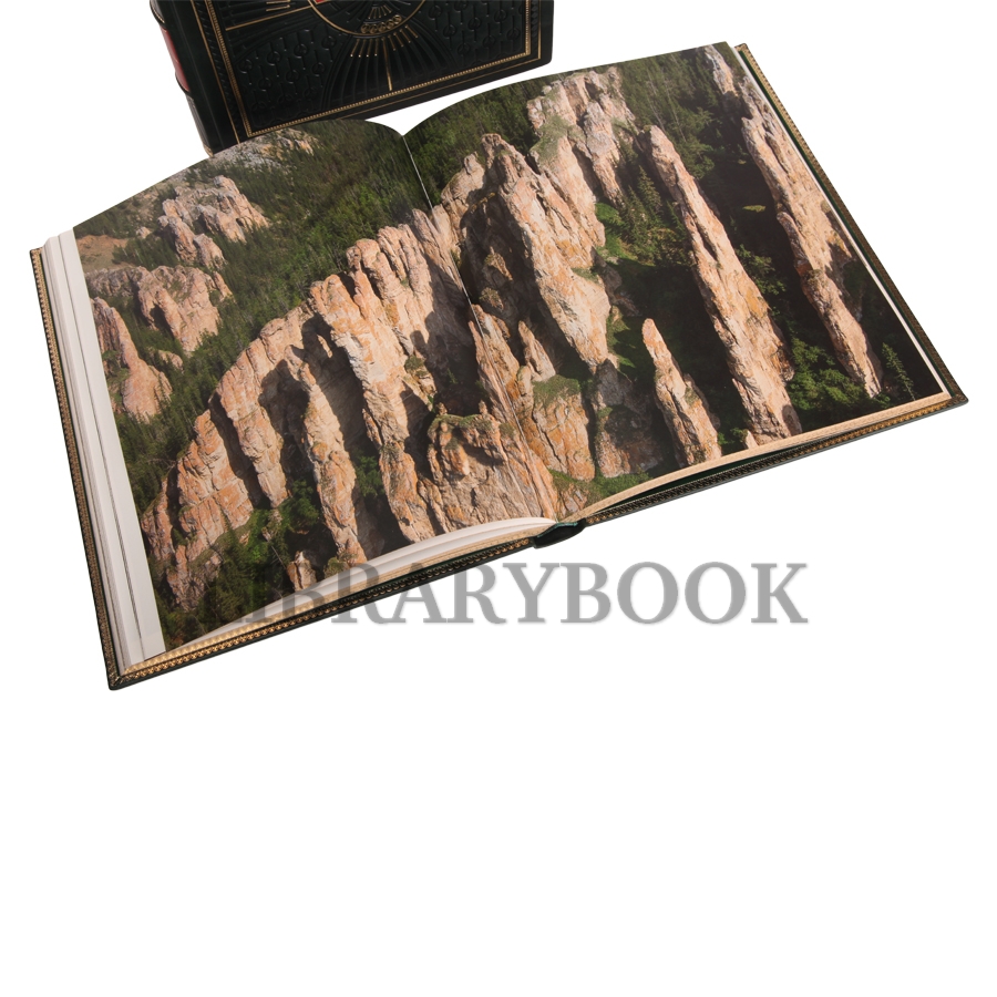 Подарочное издание книги Всемирное наследие России: Архитектура, Природа в 2 томах в кожаном переплете